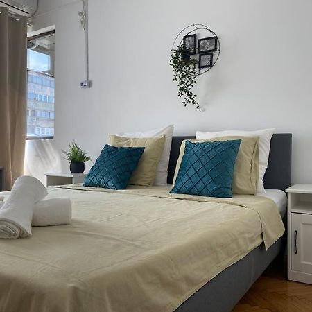 2 Bedroom Apartment With Terrace In City Center Bucureşti Exterior foto