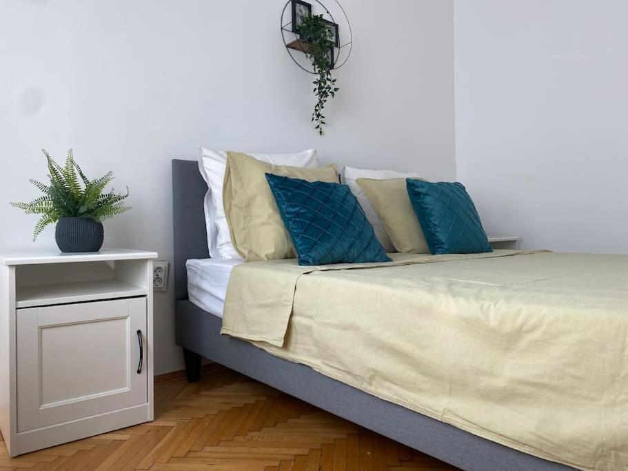 2 Bedroom Apartment With Terrace In City Center Bucureşti Exterior foto