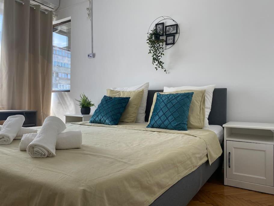 2 Bedroom Apartment With Terrace In City Center Bucureşti Exterior foto