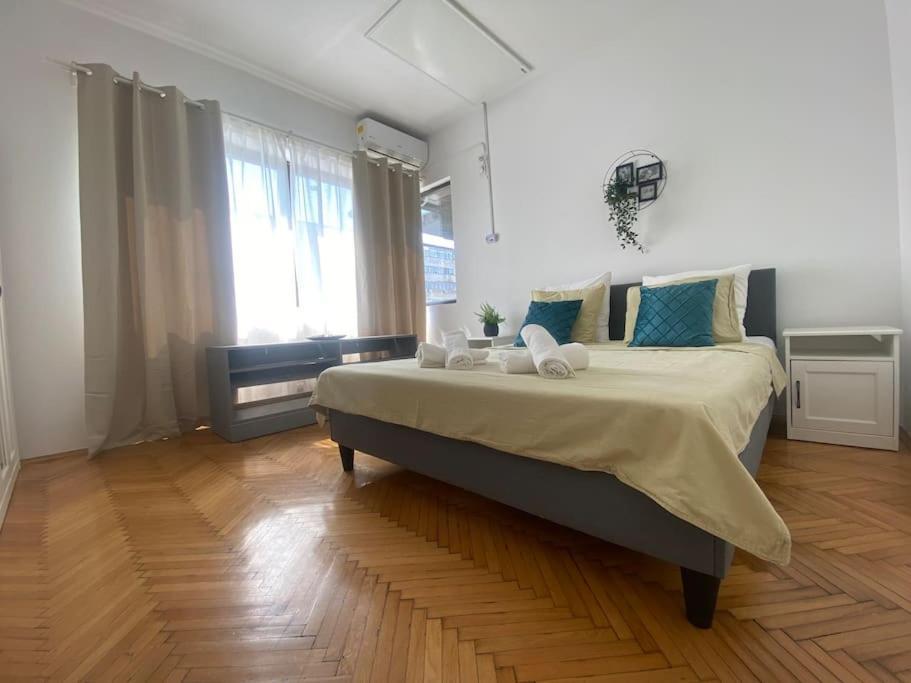 2 Bedroom Apartment With Terrace In City Center Bucureşti Exterior foto