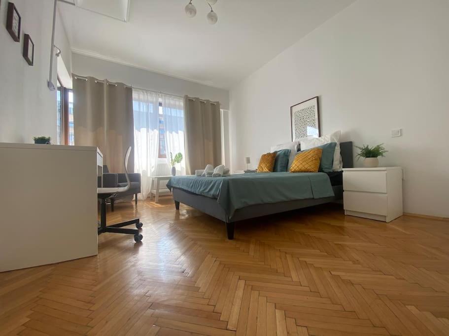 2 Bedroom Apartment With Terrace In City Center Bucureşti Exterior foto